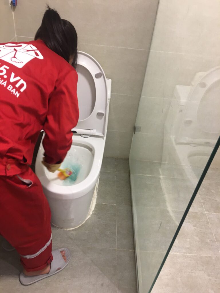 Vệ sinh thiết bị sứ trong nhà tắm