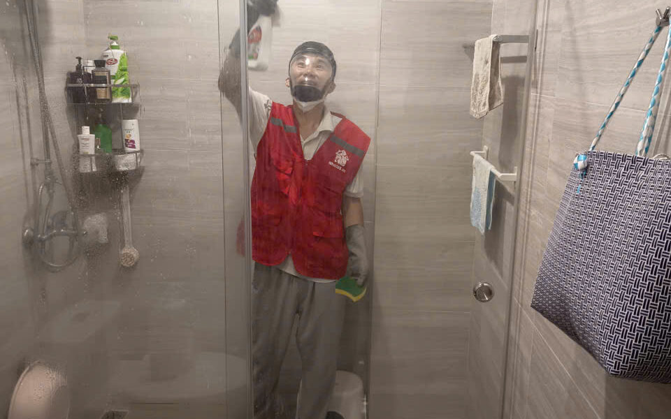 Vệ sinh vách kính tắm buồng kính tắm Hà Nội
