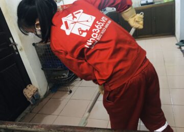 Trong nhịp sống hiện đại, việc duy trì một không gian sống sạch sẽ, gọn gàng không chỉ giúp nâng cao chất lượng cuộc sống mà còn góp phần bảo vệ sức khỏe cho các thành viên trong gia đình. Tuy nhiên, với lịch trình bận rộn, nhiều người không có đủ thời gian để thực hiện công việc vệ sinh nhà cửa thường xuyên và đúng cách.