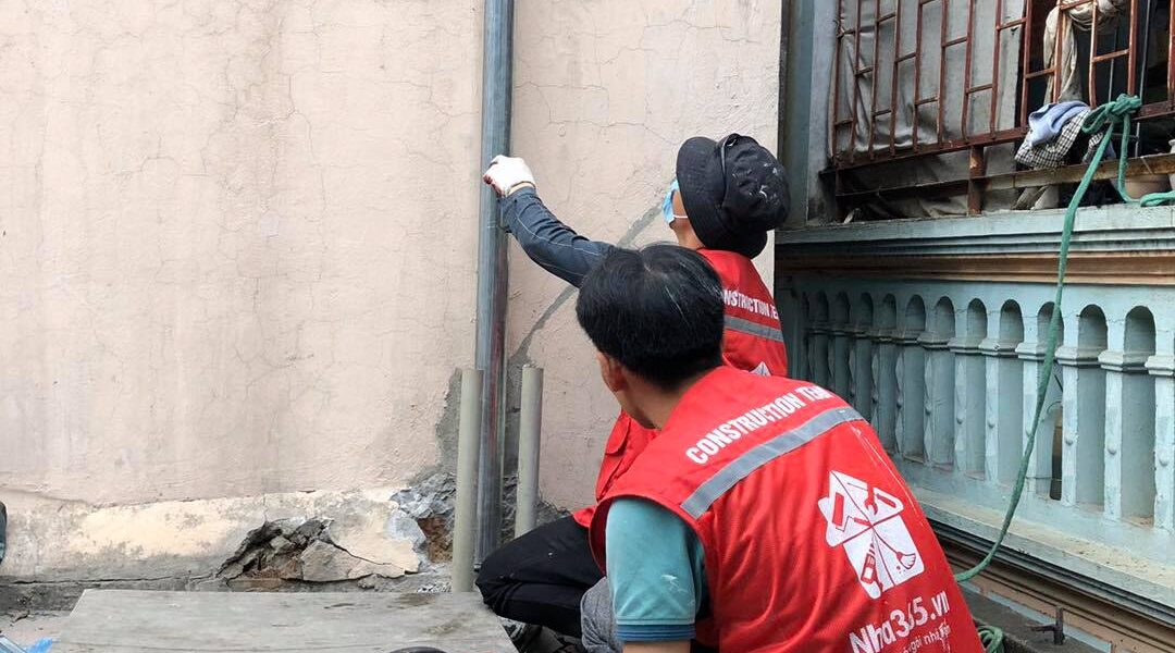 Nâng tầng nhà dân trong ngõ chợ Khâm Thiên